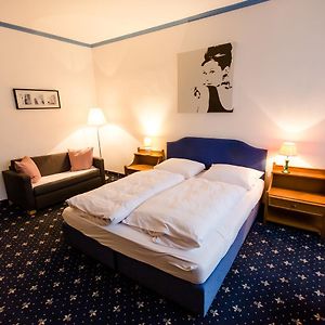 Zimmer mit Kingsize-Bett